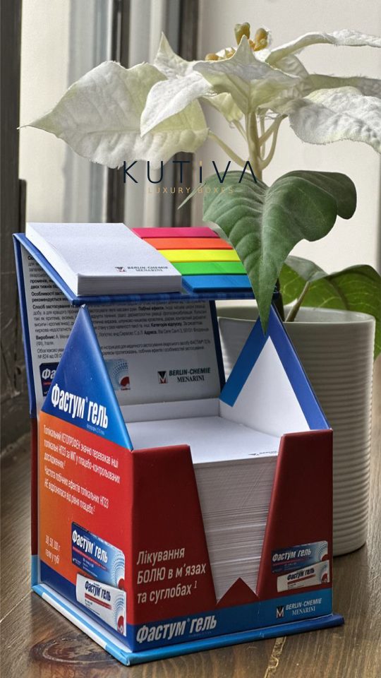 Ofis ortamlarında ve masaüstü kullanımlarında markanızın prestijini ön plana çıkarıyoruz. Firmamız özel baskılı küp bloknot imalatında birinci sınıf sert mukavva malzeme kullanmaktadır. Yüksek mukavemetli mukavva üzerine kaliteli taslama yapıyoruz. Ürünlerimiz uzun süre şeklini korur. Estetik duruşunu asla kaybetmez. Kutiva olarak sadece bloknot üretmiyoruz. Kurumsal sunumlarınız için özel tasarım mukavva kutu hazırlıyoruz. Müşterileriniz için prestijli promosyon kutusu çözümleri tasarlıyoruz. Tüm üretim süreçlerimizde uluslararası TSE kağıt ve karton standartlarına tam uyum sağlıyoruz. Bu sayede yüksek üretim kalitesi elde ediyoruz. Tüm ürünleri firmanızın taleplerine göre üretiyoruz. Renk skalanıza ve grafik tasarımlarınıza tam uyum sağlıyoruz. İç blok kâğıt adedini isteğinize göre belirliyoruz. Yapışkanlı renkli ayraç bölmelerini ürüne ekliyoruz. Ev veya kutu formunda özel kesimli stand modelleri tasarlıyoruz. Bu sayede benzersiz bir özel baskılı küp bloknot modeli ortaya çıkarıyoruz. Masaüstünde uzun süre duran promosyon ürünleri marka bilinirliğinizi artırır. Çalışanlar ve müşteriler bu kaliteli ürünleri her gün kullanır. Her kullanımda logonuz doğrudan dikkat çeker. Yüksek kaliteli baskı tekniklerimiz sayesinde renkler canlı kalır. Zamana meydan okuyan tasarımlar yapıyoruz. Numunelerinizi sergilemek için kartela kutusu modellerimizi tercih edebilirsiniz. Özel projeleriniz için lüks sert kutu seçeneklerimizi inceleyebilirsiniz. Bu özel promosyon seti ile reklam gücünüzü artırıyoruz. Hemen bizimle iletişime geçin ve firmanıza özel teklifinizi alın.